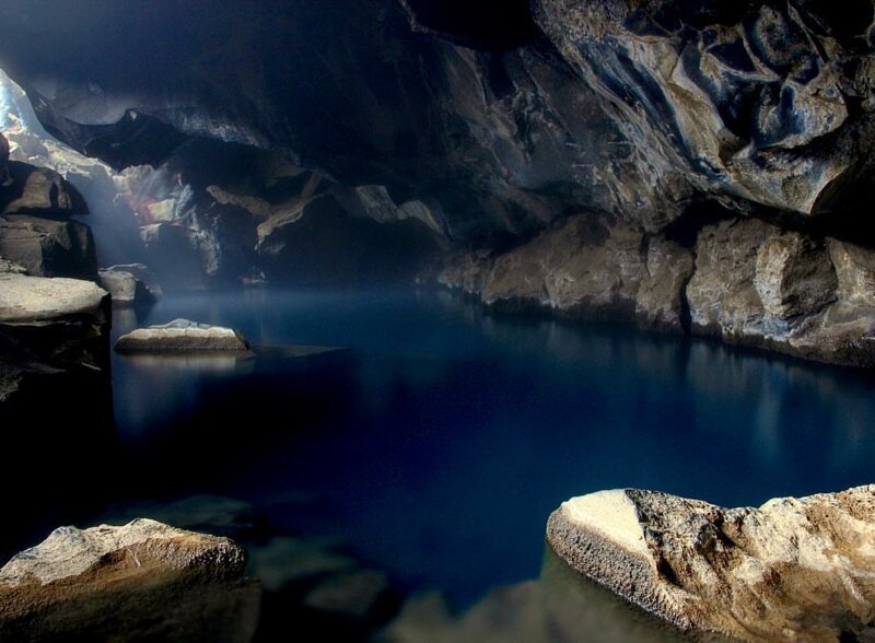1. Небольшая пещера Грйоутайау (Grjótagjá) с термальным источником, Исландия - здесь снимали любовную сцену Джона Сноу и Игритт