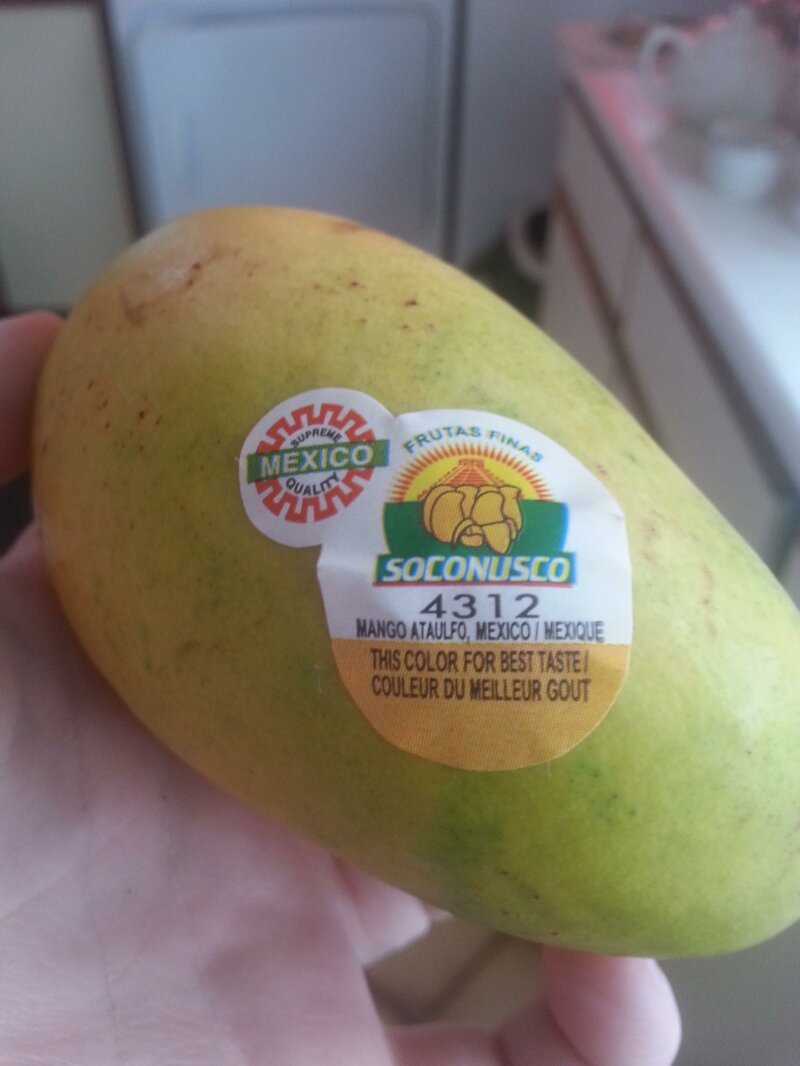 Наклейка на манго, показывающая, какого цвета должен быть фрукт в стадии оптимальной спелости и вкуса