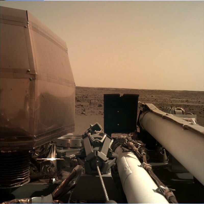 Первое фото от марсохода InSight