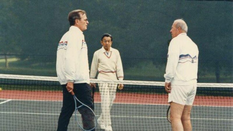 5. Акихито играл в теннис с Джорджем Бушем-старшим