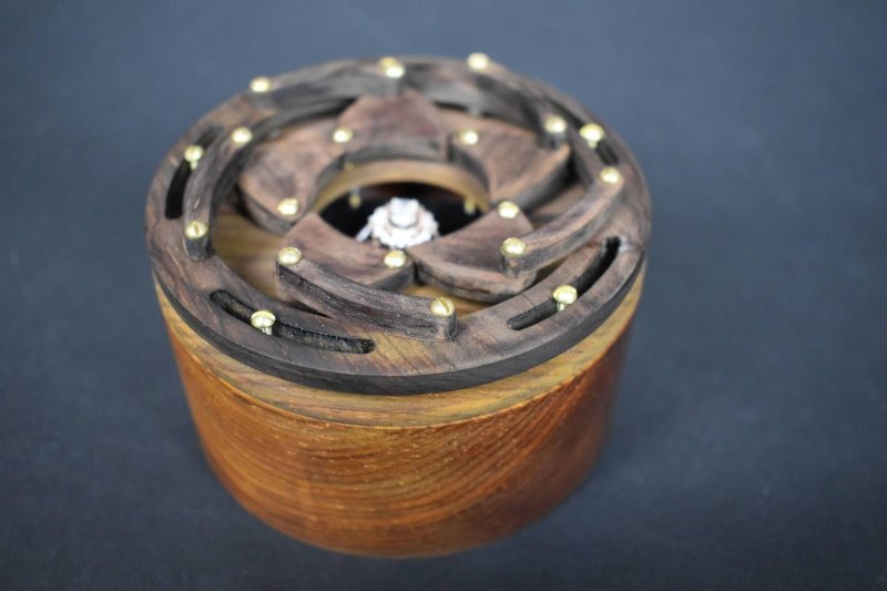 Парень создал сложную шкатулку для помолвочного кольца