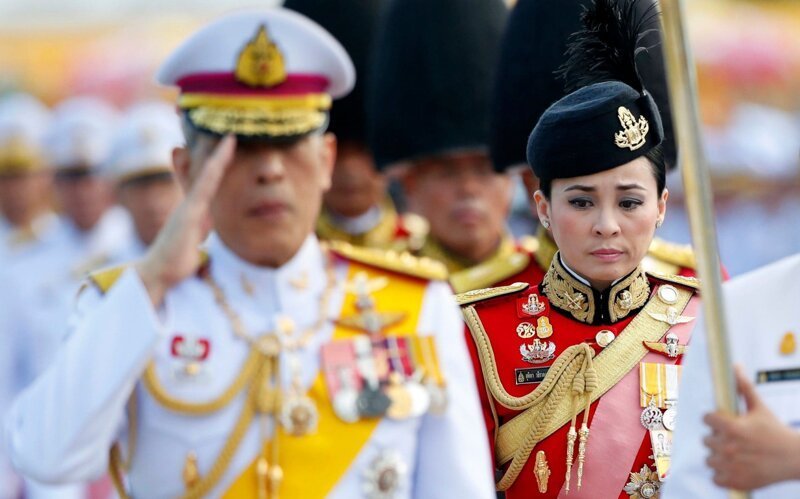 Тайский король взял замуж своего генерала: видео ynews, генерал, король, свадьба, таиланд, торжество, церемония
