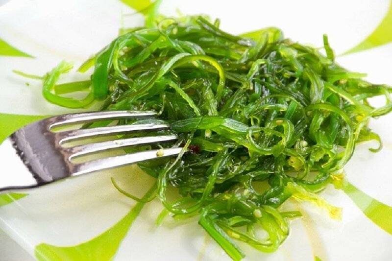 Водоросли принимать. Зеленые водоросли вакаме. Уми Будо водоросли. Ламинария зеленая. Морские водоросли еда.