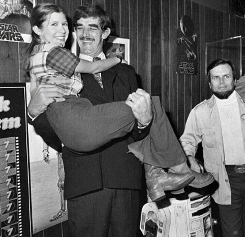 Питер Мейхью держит на руках Кэрри Фишер на съёмках "Звёздных войн"