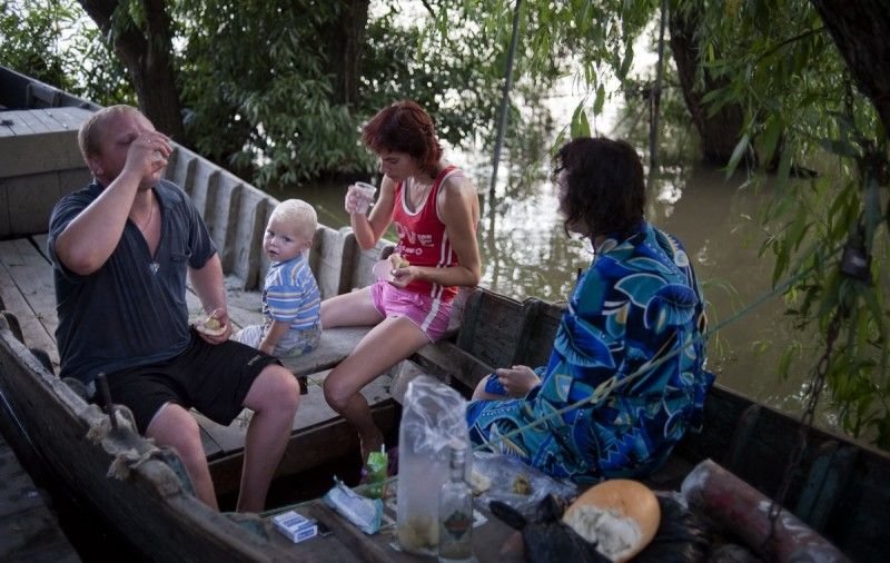 Семья собралась культурно посидеть с водкой в лодке.