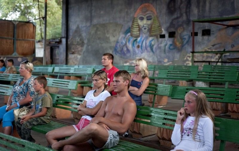 Юная пара наблюдает цирковое представление в летнем театре. Затока, Одесская область, Украина.
