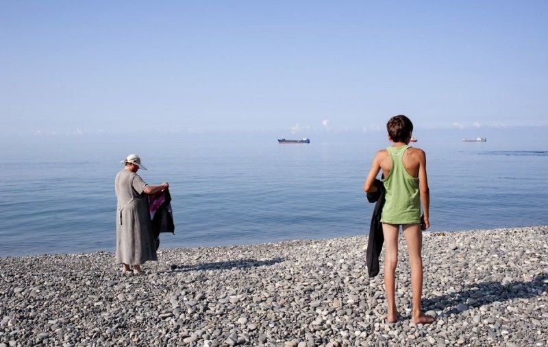 Туристы на главном общественном пляже в Сухуми, Абхазия.