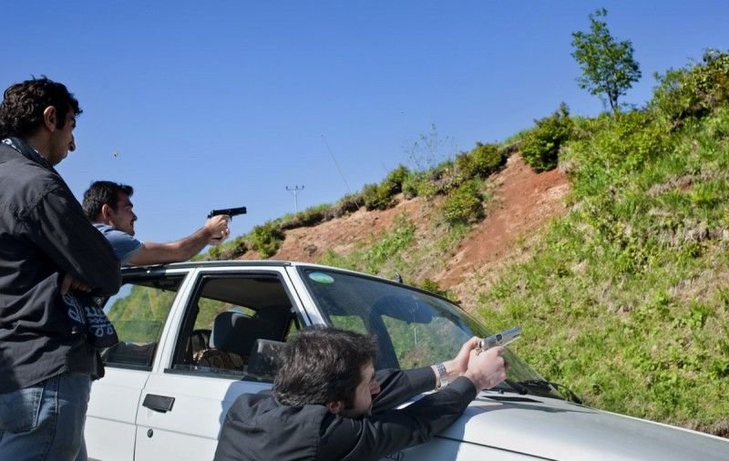 Турецкая молодежь практикуется в стрельбе.