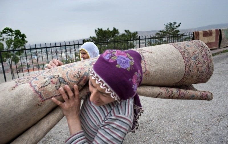 Девушка помогает матери нести домой ковер. Анкара, Турция.