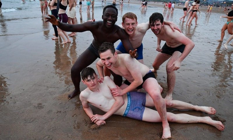 Традиционное первомайское купание шотландских студентов