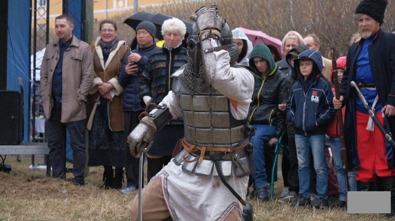 Казаки Ермака истребляют местное население на газоне у Храма-на-Крови
