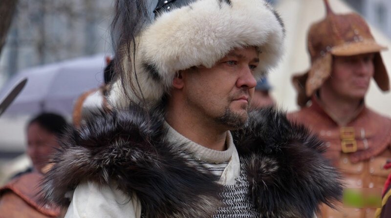 Казаки Ермака истребляют местное население на газоне у Храма-на-Крови