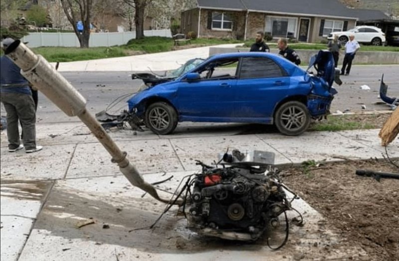Двигатель, коробка передач и водитель отделились от Subaru во время сильной аварии