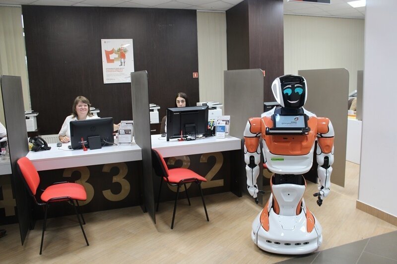 В МФЦ страны начата эксплуатация отечественных роботов ассистентов