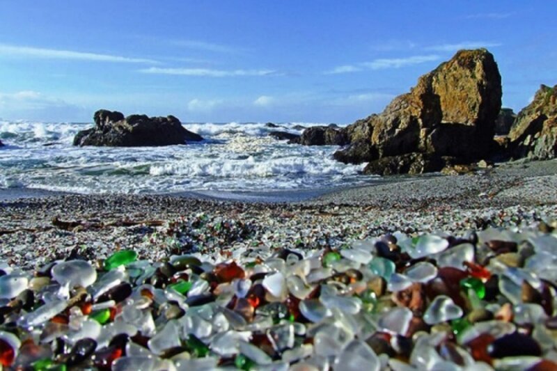 Во Владивостоке есть свой стеклянный пляж -  Бухта Стеклянная, образовавшийся по той же причине, что и Калифорнийский - сюда сбрасывались все городские отходы, в том числе старую посуду, кафельную плитку и стекло