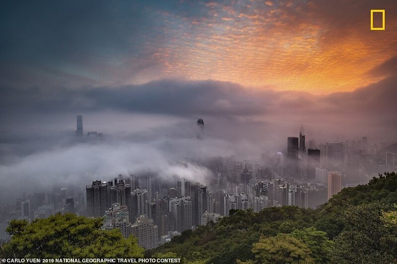 3. Небоскребы Гонконга в весеннем тумане. Фотограф - Карло Юэн