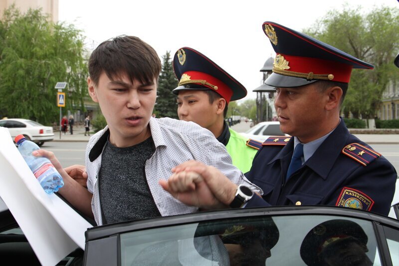 Житель Уральска вышел на площадь с пустым плакатом и был задержан полицией