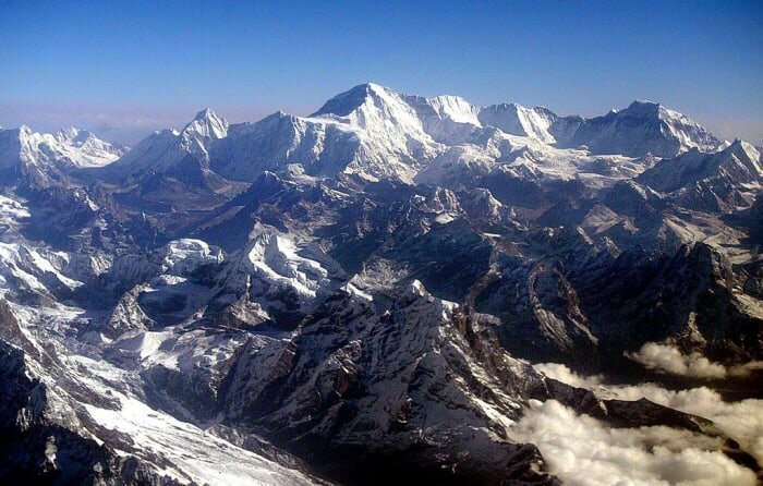 На горе Эверест находится более 200 трупов погибших альпинистов. Спустить их вниз практически невозможно, и они служат ориентирами для тех, кто поднимается к вершине