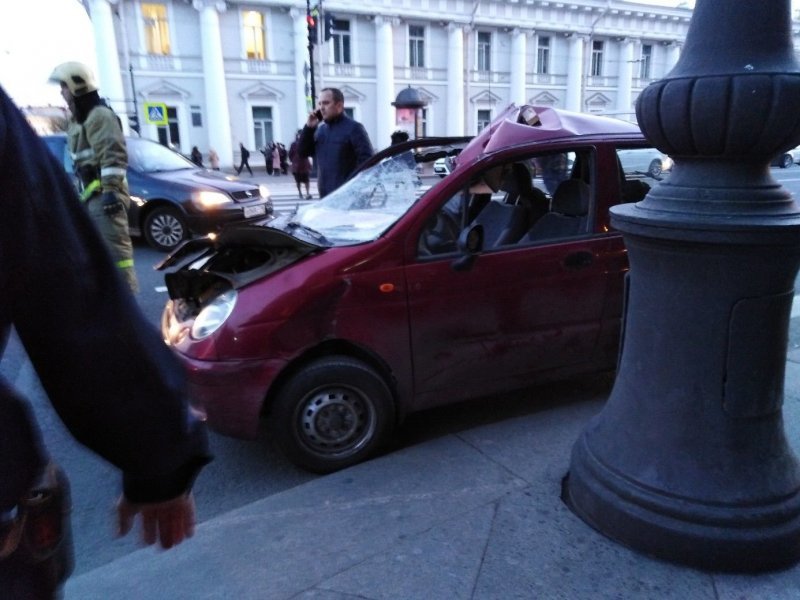 Авария дня. В Петербурге водитель сбил пешеходов и погиб