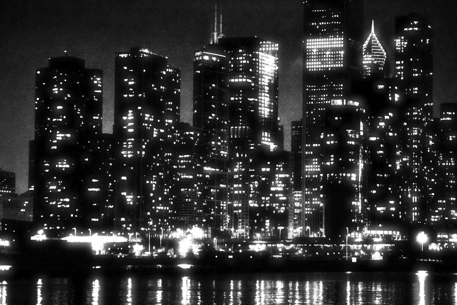 Города черном фоне. Ночной город. Черный город. Черно белый город. Ночной пейзаж города.