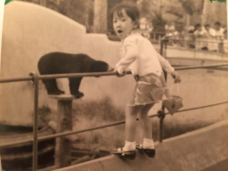 23. "Моя очаровательная (4-летняя) мама в зоопарке в Хошимине, Вьетнам, 1970"