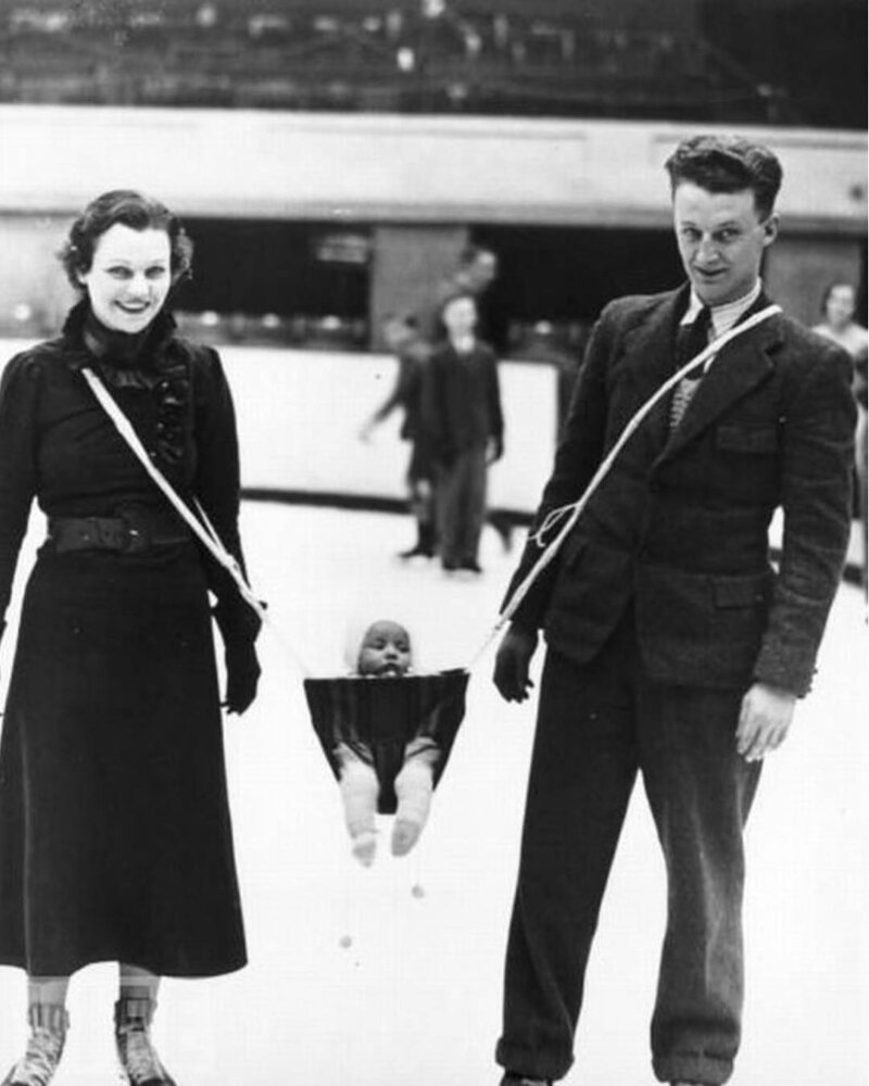 14. Катание на коньках с малышом, 1937