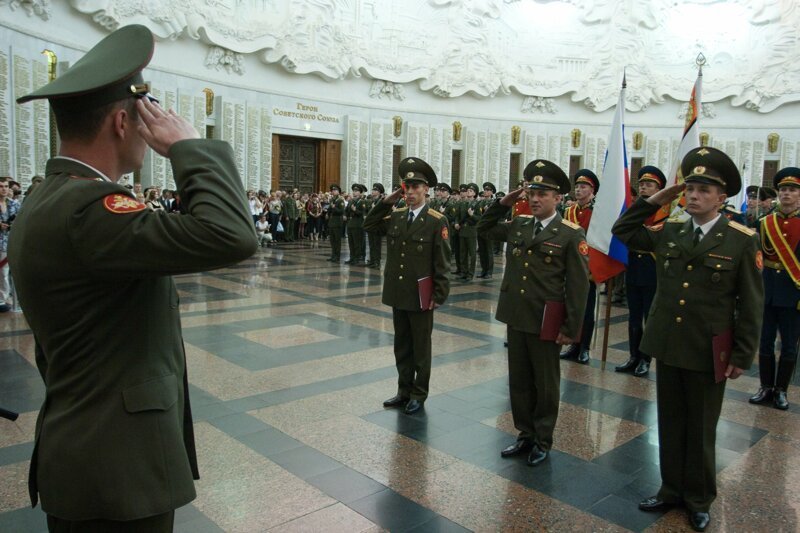 Честь командира. Военный отдает честь. Воинское Приветствие. Отдание воинского приветствия. Отдание воинской чести.