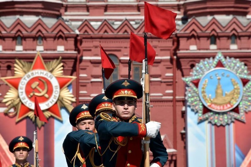 Больше половины россиян не собираются участвовать в гуляниях на День Победы