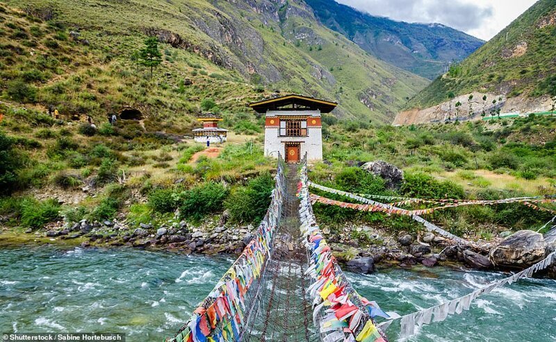 Плетеный мост, ведущий к храму Tamchog lhakhang, расположенному у трассы Паро-Тхимпху. Для посещения храма туристам требуется специальное разрешение