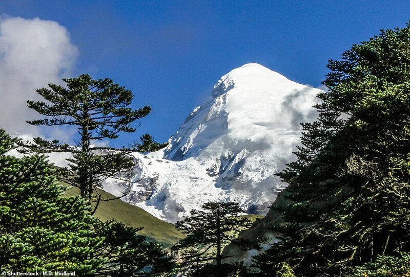 Снежный пик горы Джомолхари. Это второй по высоте пик в Бутане - его высота над уровнем моря составляет 7 326 метров