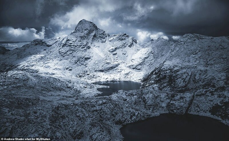 В Бутане насчитывается 677 ледников и 2674 ледниковых озера. Ниже - небольшое озеро в горах северной части ледникового покрова. Снимок от Эндрю Штудера (Andrew Studer)