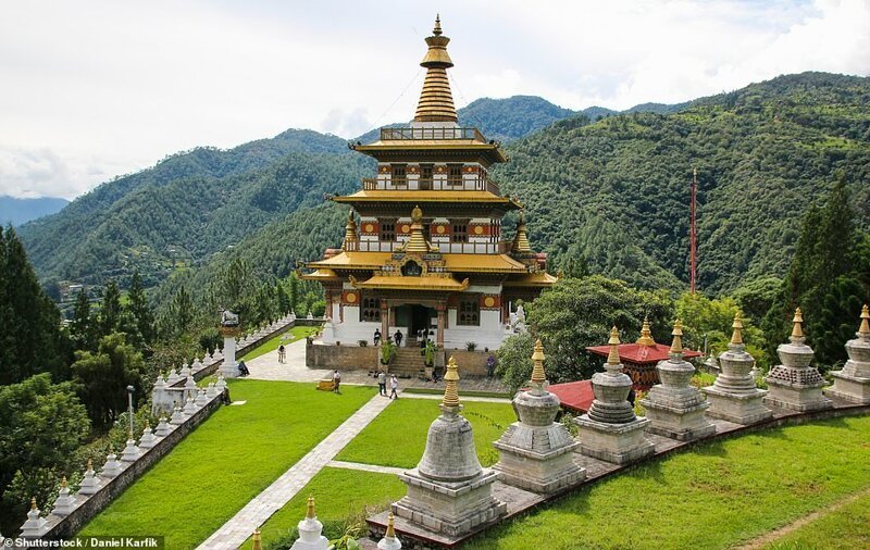 Храм Khamsum Yulley Namgyal, возвышающийся в долине Пунакха. Четырехэтажный храм в районе Пунаха строился почти десять лет, и был открыт в 2004 году тогдашней королевой