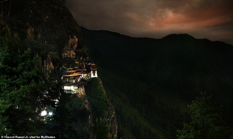 Знаменитый монастырь Такцанг-лакханг или "Гнездо тигрицы". Он висит на скале высотой 3120 м, на 700 м над уровнем долины Паро