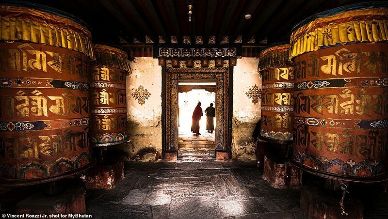 Два буддийских монаха у входа в монастырь Джамбей-лакханг, что в области Бумтанг