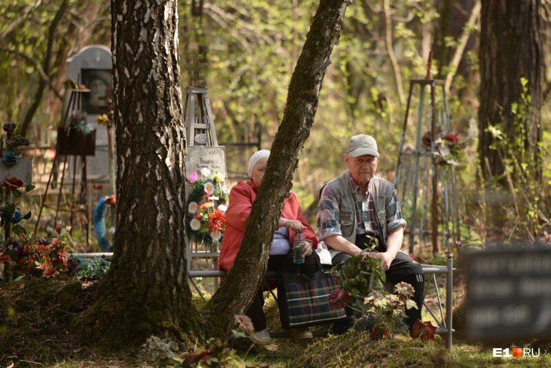 Пикник на кладбище: как екатеринбуржцы поминали своих родных