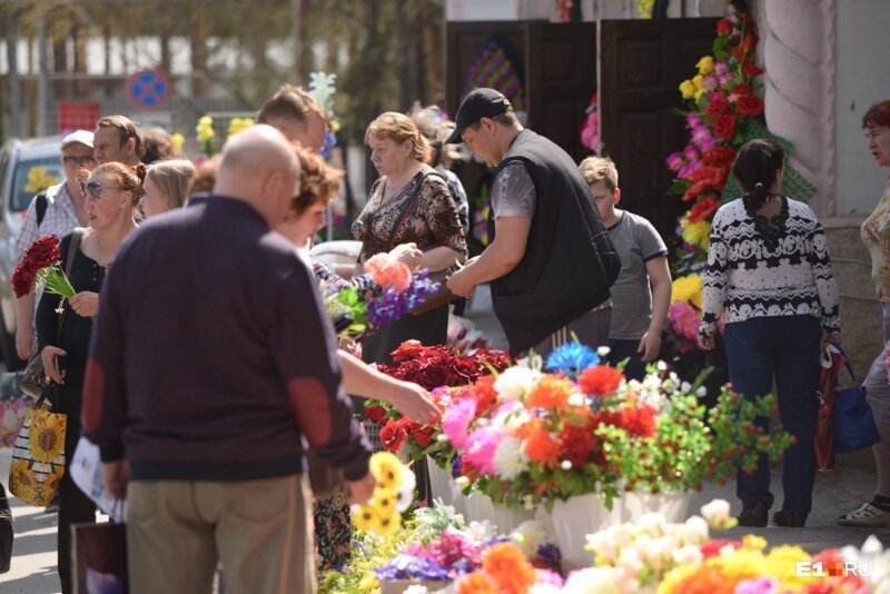 Пикник на кладбище: как екатеринбуржцы поминали своих родных