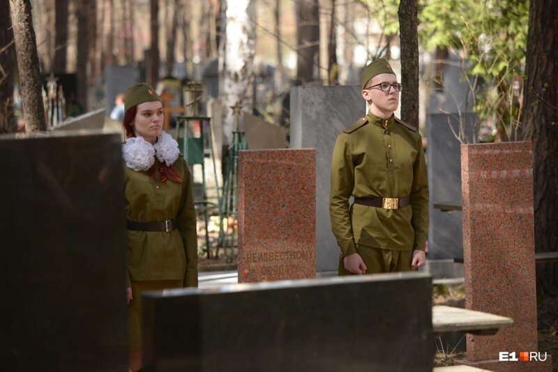 В этот же день на Широкореченском кладбище возложили цветы Могиле Неизвестного Солдата