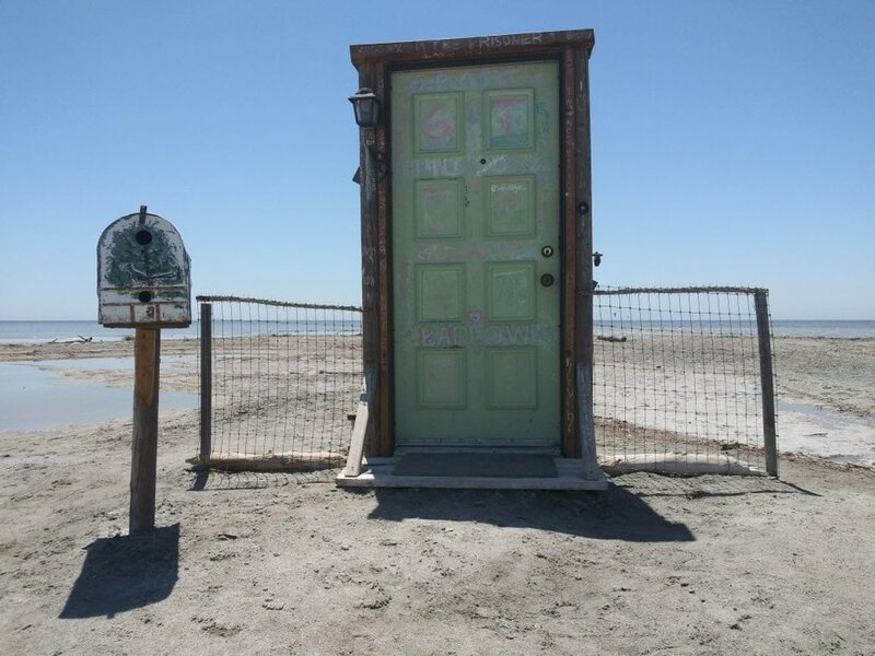 7. «Нашёл дверь (и ничего больше) на заброшенном пляже»
