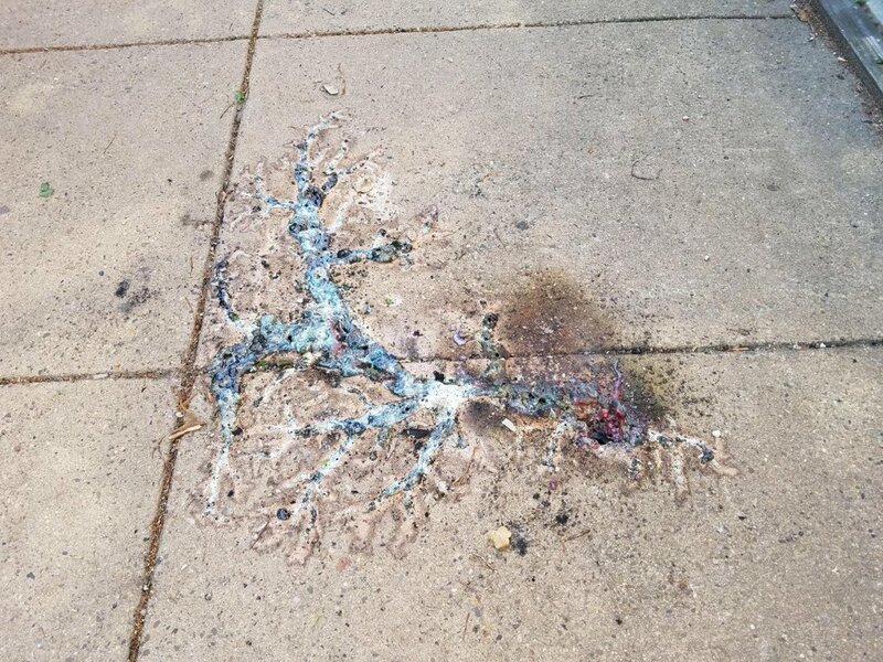 10. Оголённый провод упал на тротуар и расплавил его