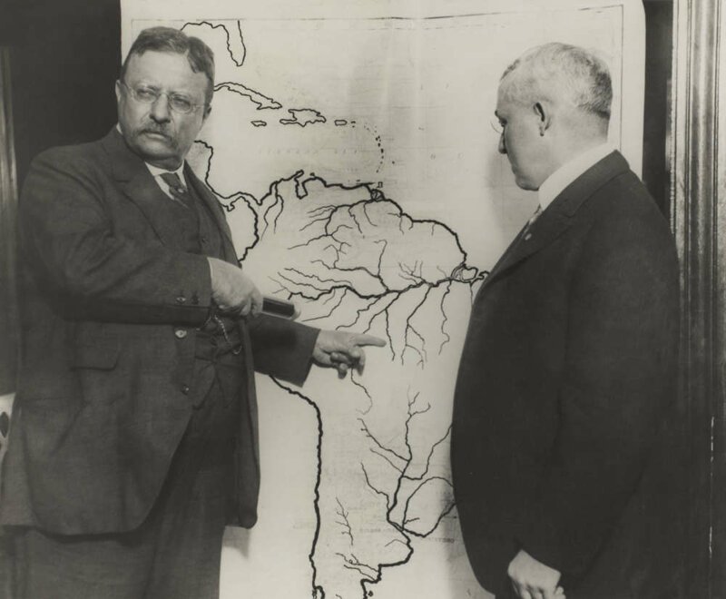 Рузвельт указывает на район, который был исследован во время научной экспедиции