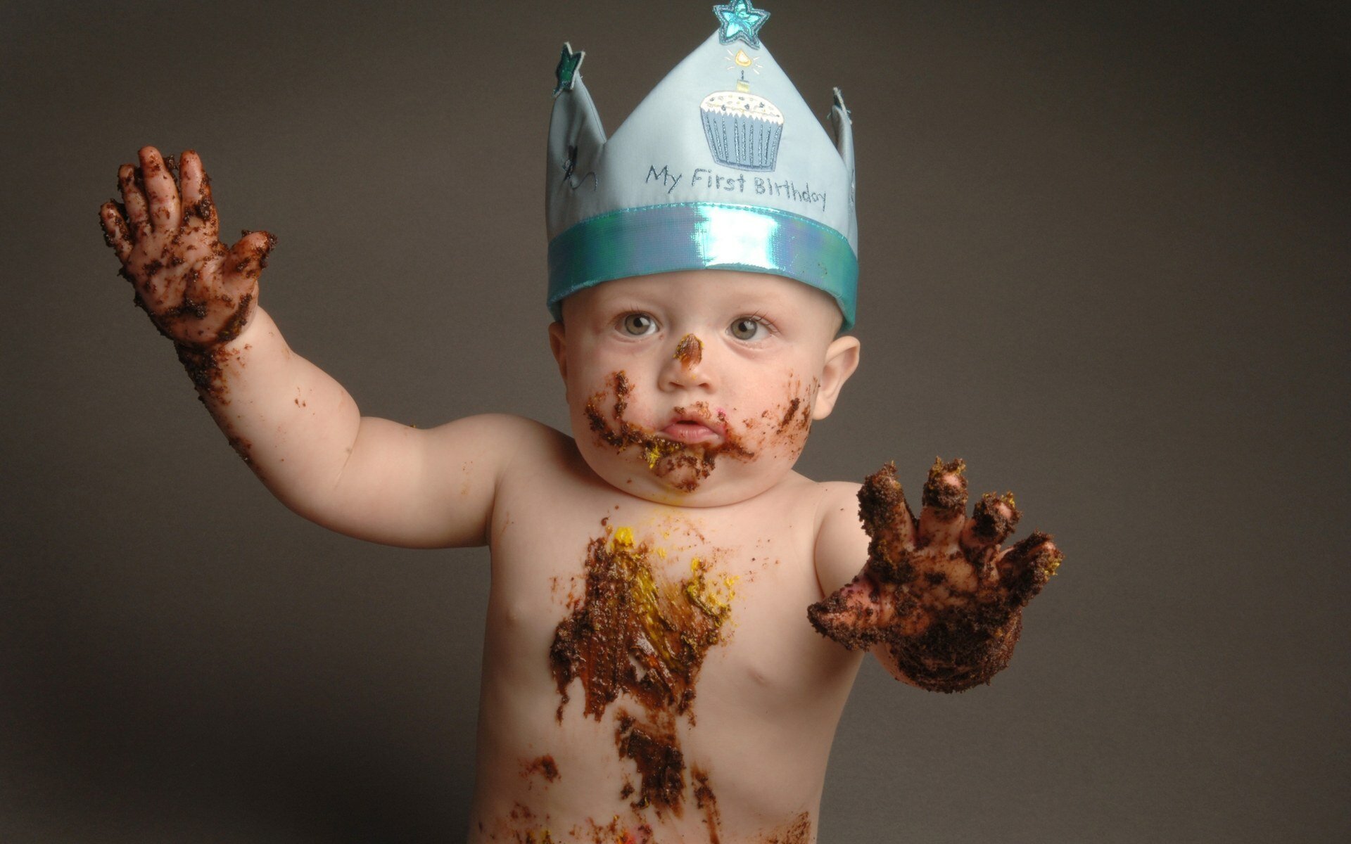 Люди едят какашки. Ребенок испачкался в шоколаде. Смешные дети в какашках.