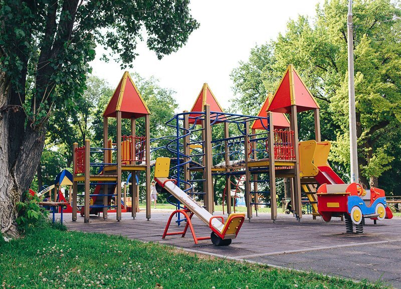 Если вокруг странные и безответственные люди, то детская площадка тоже не может считаться безопасным местом