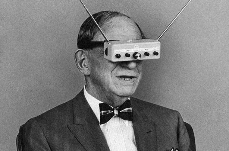 А как вам телевизионные очки, продемонстрированные миру их изобретателем Хьюго Гернсбэком в 1963 году? Тот же Google Glass, только с антеннами