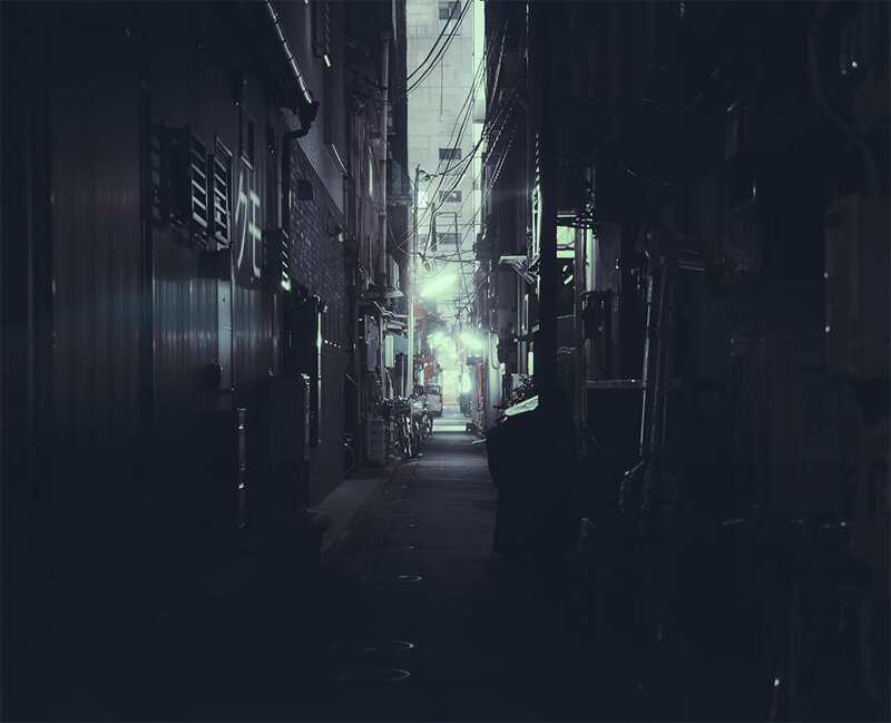 "Узкий и мрачный переулок ночью"