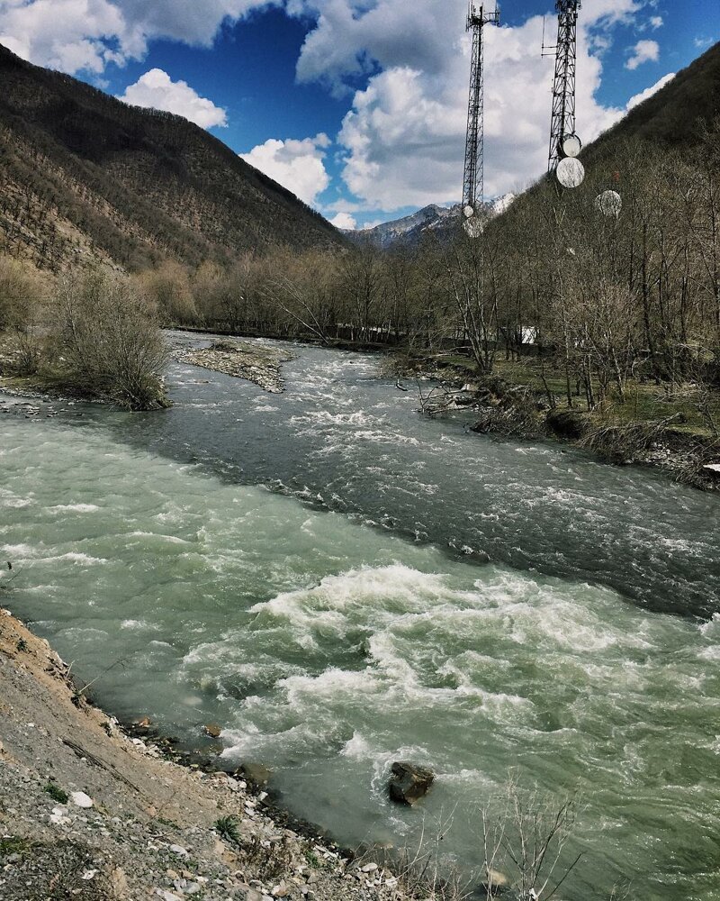 Как выглядит черно-белая река в Грузии, в которой не смешивается вода