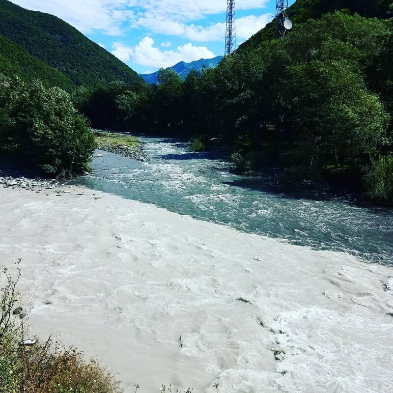 Как выглядит черно-белая река в Грузии, в которой не смешивается вода
