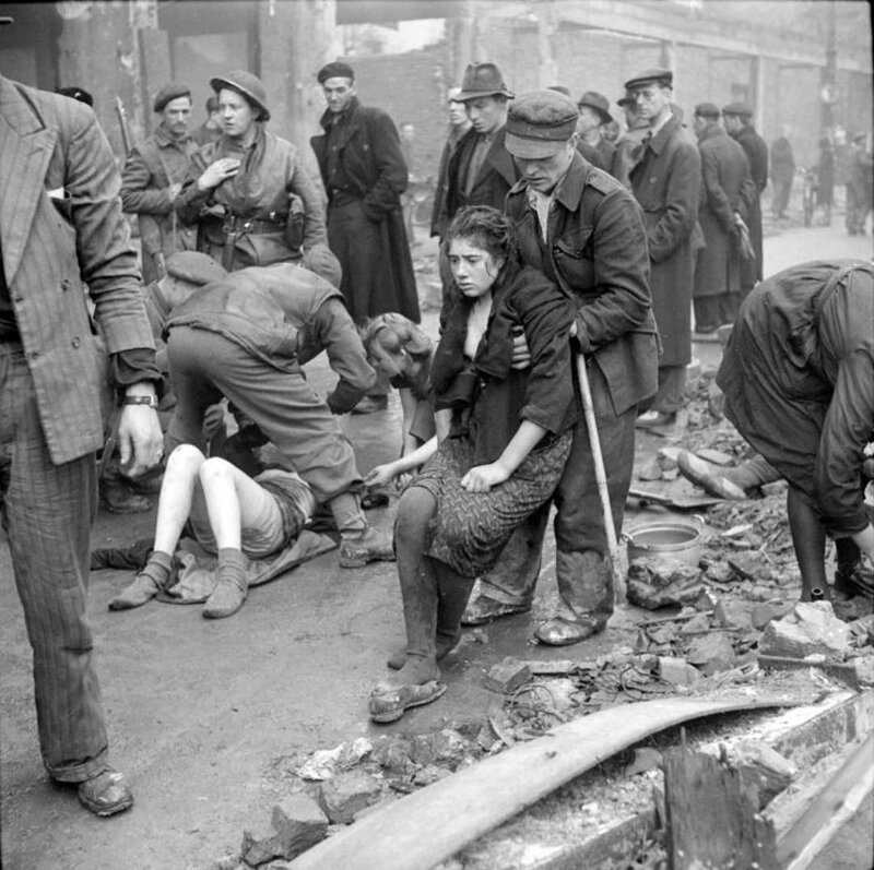 12. Спасение советских рабынь из подожженных немецкими полицейскими подвалов Оснабрюка. Германия 7 апреля 1945 года