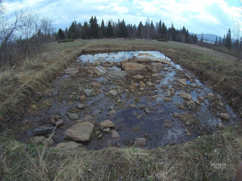 При попытке обхода болота наткнулся на вот такой бассейн. Я предполагаю, что это работа геологов или археологов