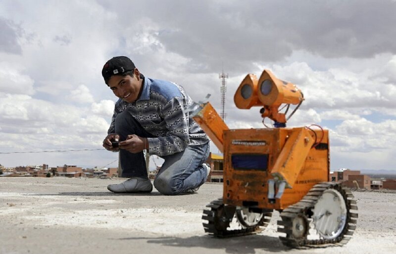 Боливийский студент собрал робота-эколога из отходов