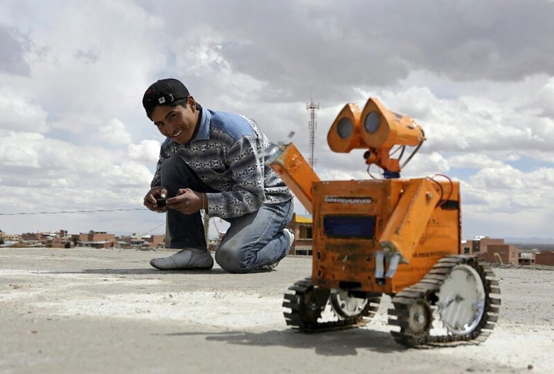 Боливийский студент собрал робота-эколога из отходов